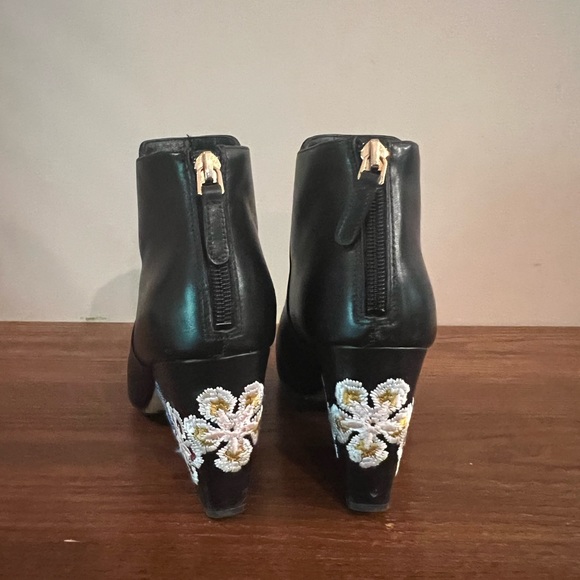 Tory Burch Black Leather Embroidered Floral 55MM Wedge Open Toe Ankle Bootie 7 - Picture 3 of 6